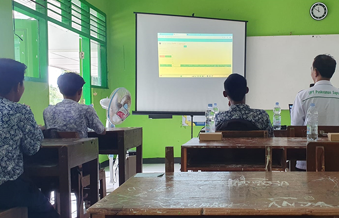 PERKUAT MENTAL: Pelajar SMP 2 Saptosari mengikuti kegiatan pelatihan bagi siswa konselor sebaya bersama dengan Puskesmas Saptosari (7/3).