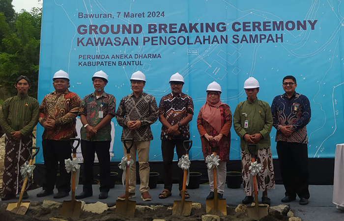 BATU PERTAMA: Bupati Bantul bersama sejumlah pejabat terkait saat melakukan groundbreaking pembangunan ITF Bawuran di Kapanewon Pleret, (7/3).Gregorius Bramantyo/Radar Jogja