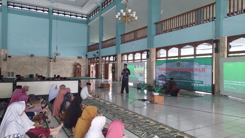 Antusias: Jamaah Haji mengikuti bimbingan manasik dengan serius.