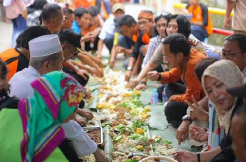 Ilustrasi makan bersama pasca tradisi nyadran menyambut Ramadhan.