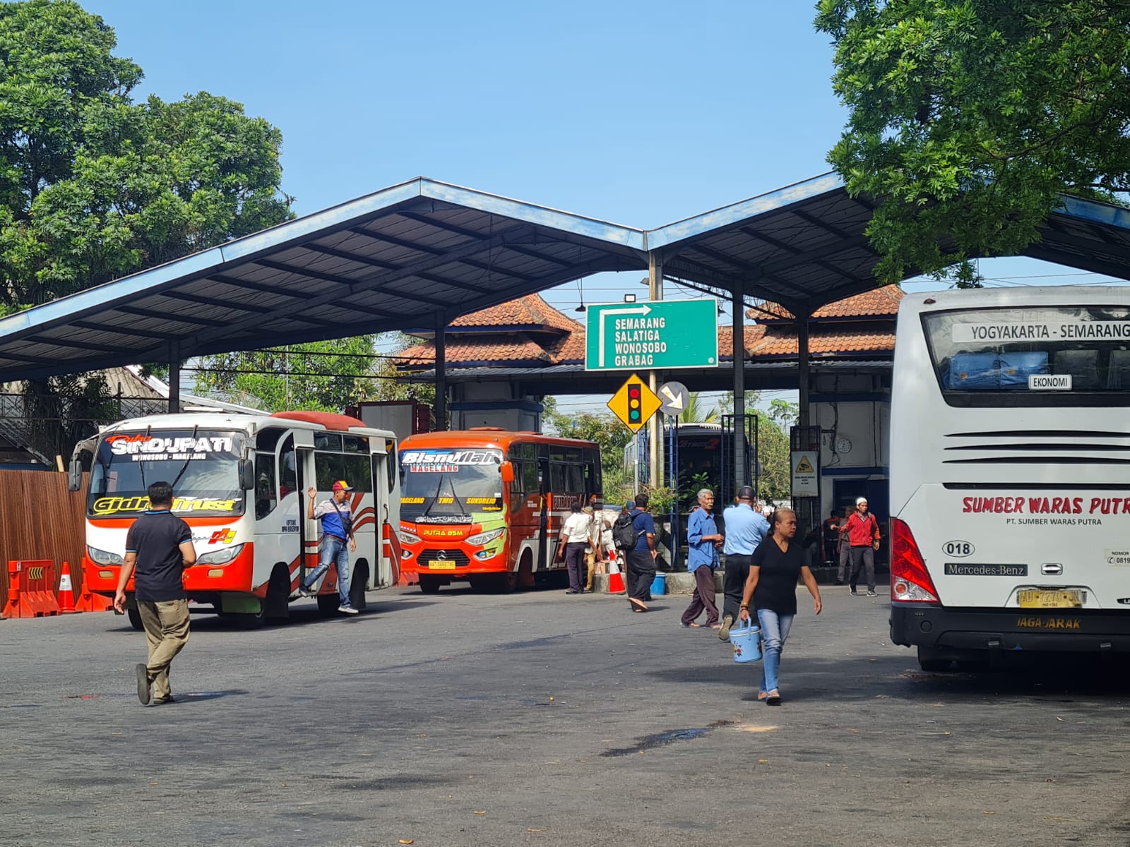 RAMAI: Terminal Tidar selalu dipadati oleh penumpang. Baik yang hendak naik maupun turun dari bus.