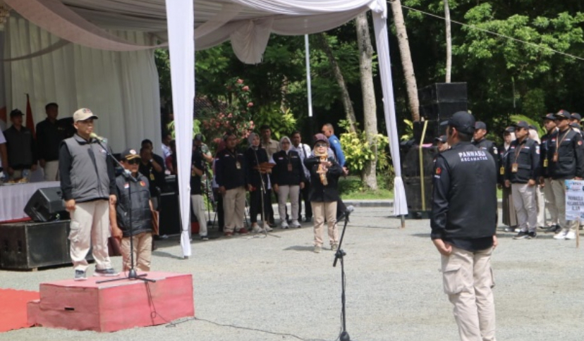 Ketua Bawaslu Kebumen Amin Yasir memimpin apel siaga tahapan pengawasan Pemilu 2024.