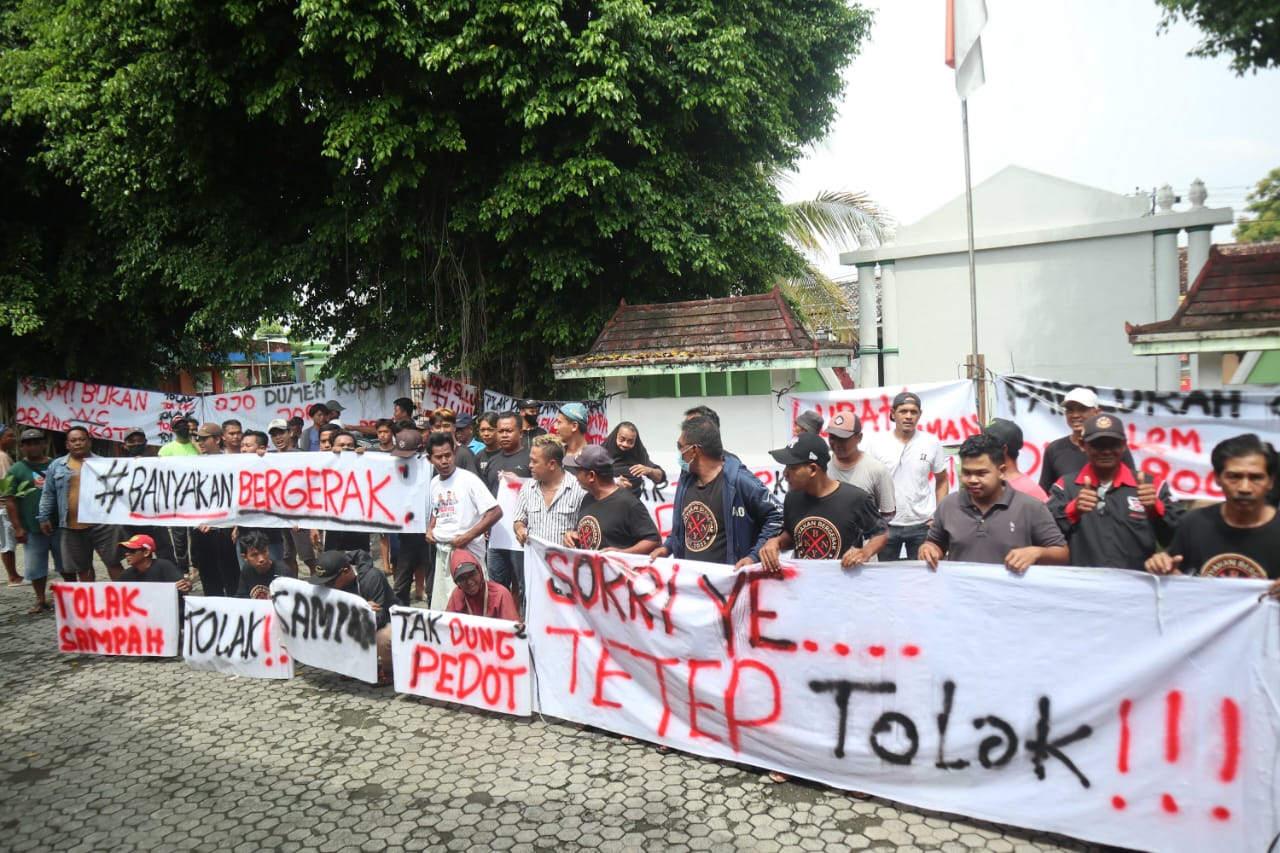 PROTES: Warga unjuk rasa di Kantor Kalurahan Sitimulyo, Piyungan menolak fasilitas pengolahan sampah RDF Kota Jogja di TPA Piyungan, Kamis (7/3).