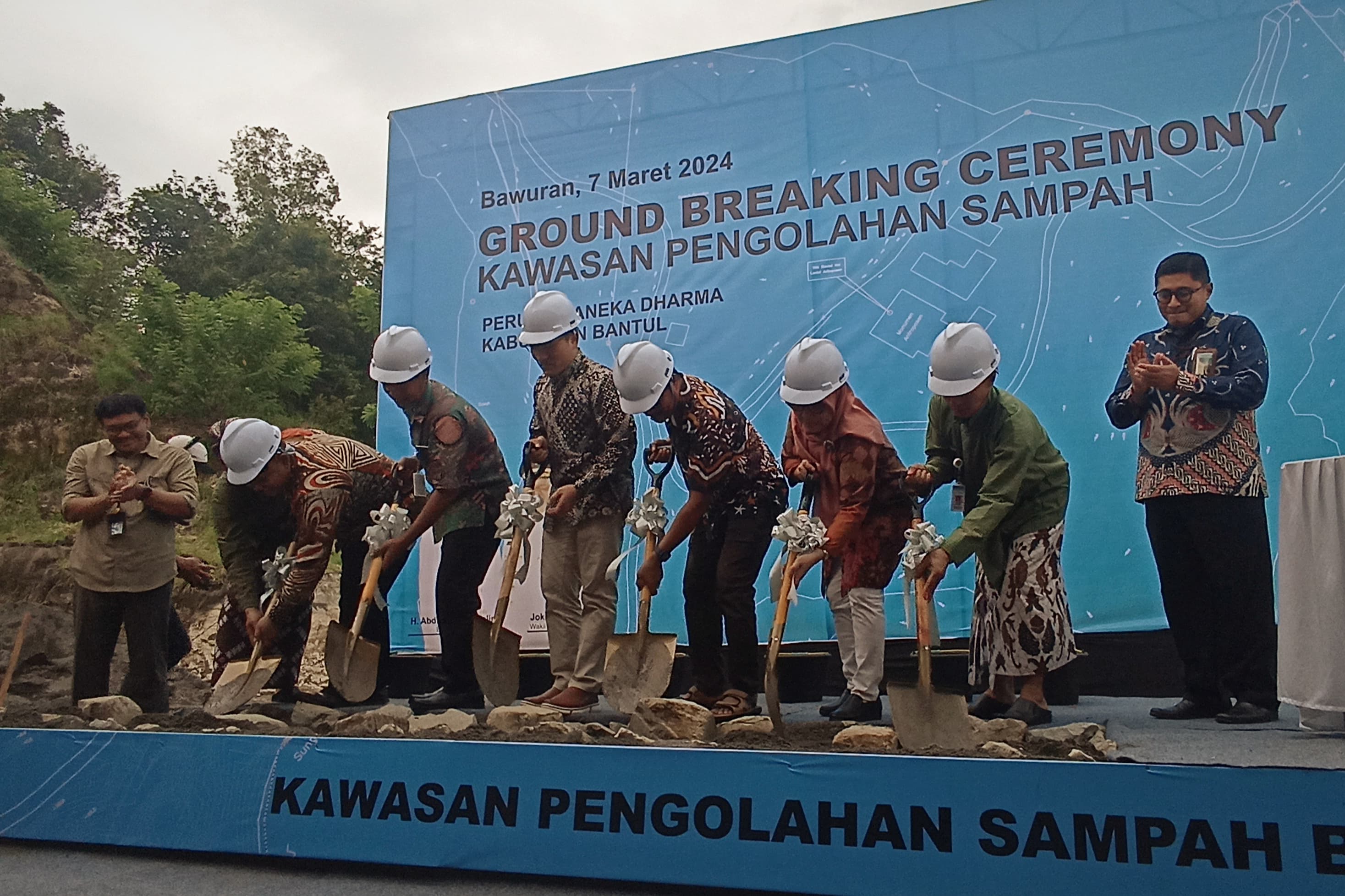 SEGERA: Bupati Bantul bersama sejumlah pejabat terkait saat melakukan groundbreaking pembangunan ITF Bawuran di Kapanewon Pleret, Bantul, Kamis (7/3).