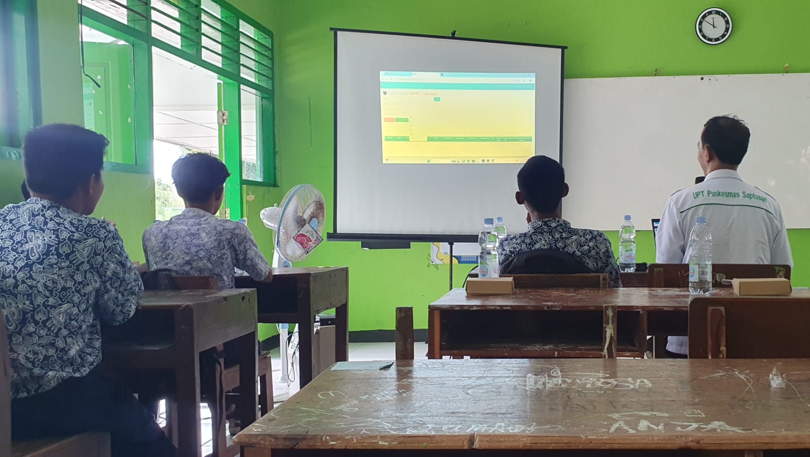 PERKUAT MENTAL - Pelajar SMPN 2 Saptosari mengikuti kegiatan pelatihan bagi siswa konselor sebaya bersama dengan Puskesmas Saptosari Rabu (7/3/2024)