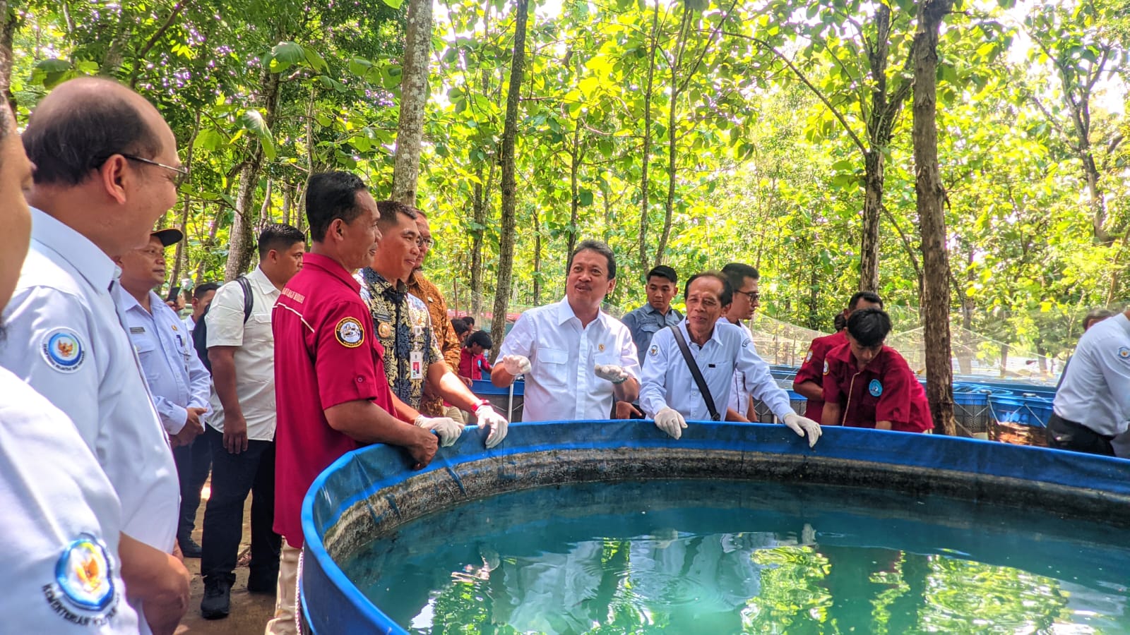 Menteri Kelautan dan Perikanan Sakti Wahyu Trenggono saat kunjungan kerja di Koperasi Mina Mulya Maju Mandiri, Semin, Kamis (7/3).  &nbsp;