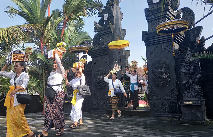 KHIDMAT: Usai sembahyang di Pura Wira Bhuana Magelang, sejumlah umat Hindu membawa alat-alat persembahyangan (Pralingga) untuk dibersihkan di Tuk Mas Grabag.NAILA NIHAYAH/RADAR JOGJA