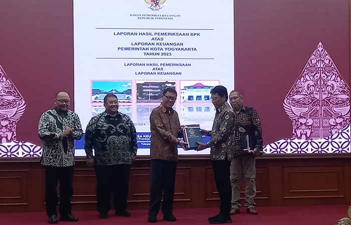 BAWA 233 MEDALI: Para atlet dari kontingen Kabupaten Sleman yang berhasil meraIh juara umum pada ajang Popda DIY 2024.Rizky Wahyu/Radar Jogja