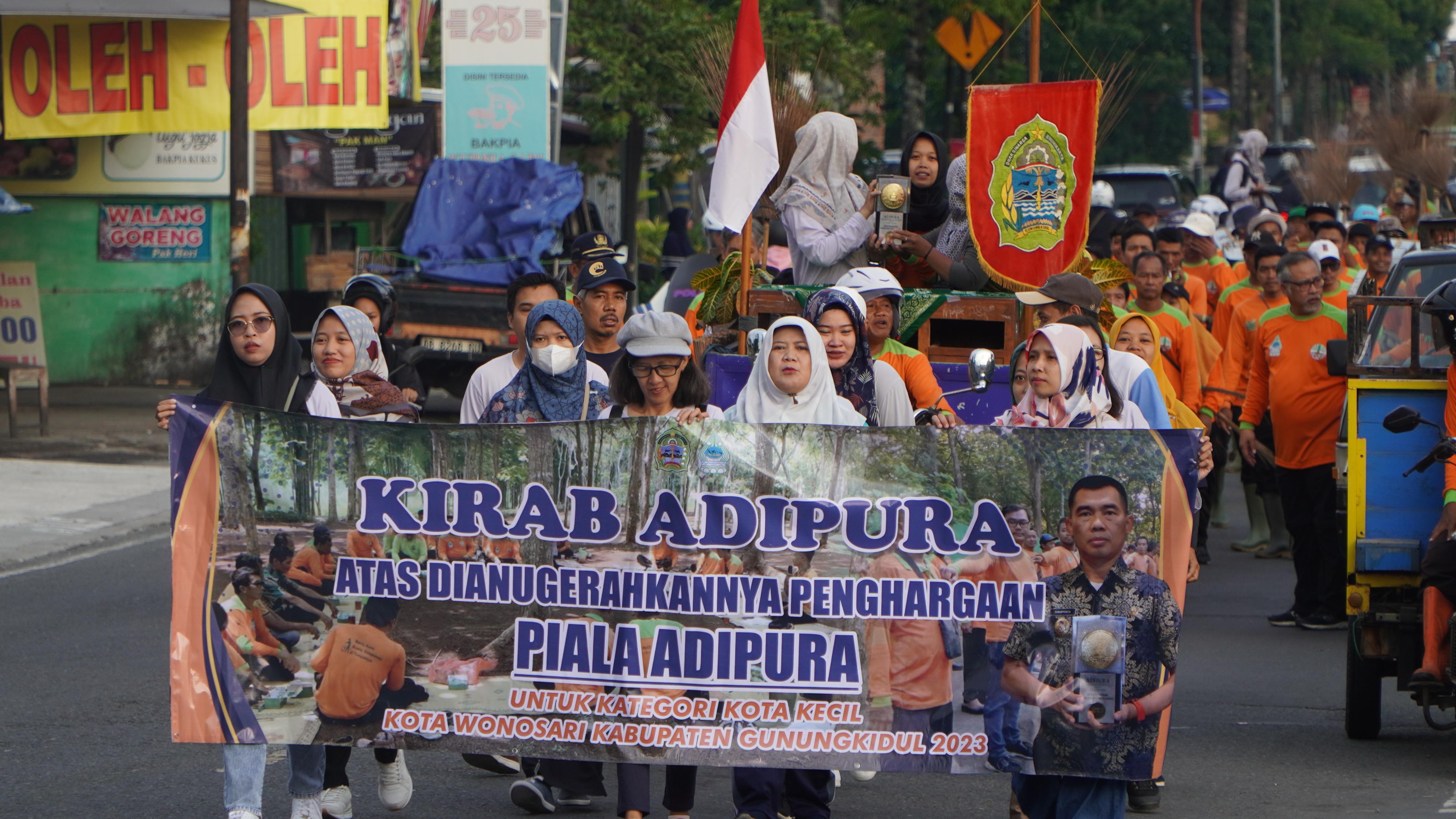 Pemkab Gunungkidul dan ratusan warga menggelar Kirab Adipura sepanjang jalan Wonosari, Jumat (8/3) pagi.
