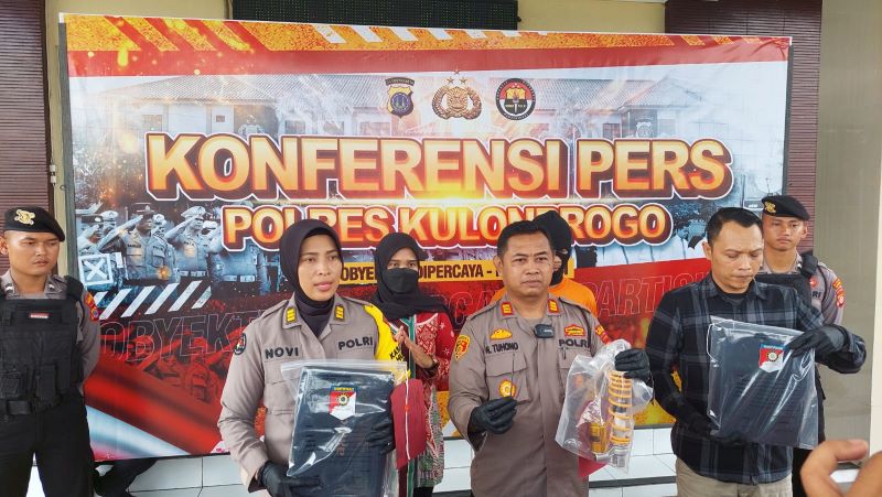 Kapolsek Lendah dan Kasihumas Polres Kulon Progo menunjukkan barang bukti kasus pencurian di SD Negeri Jatirejo, Kulon Progo.
