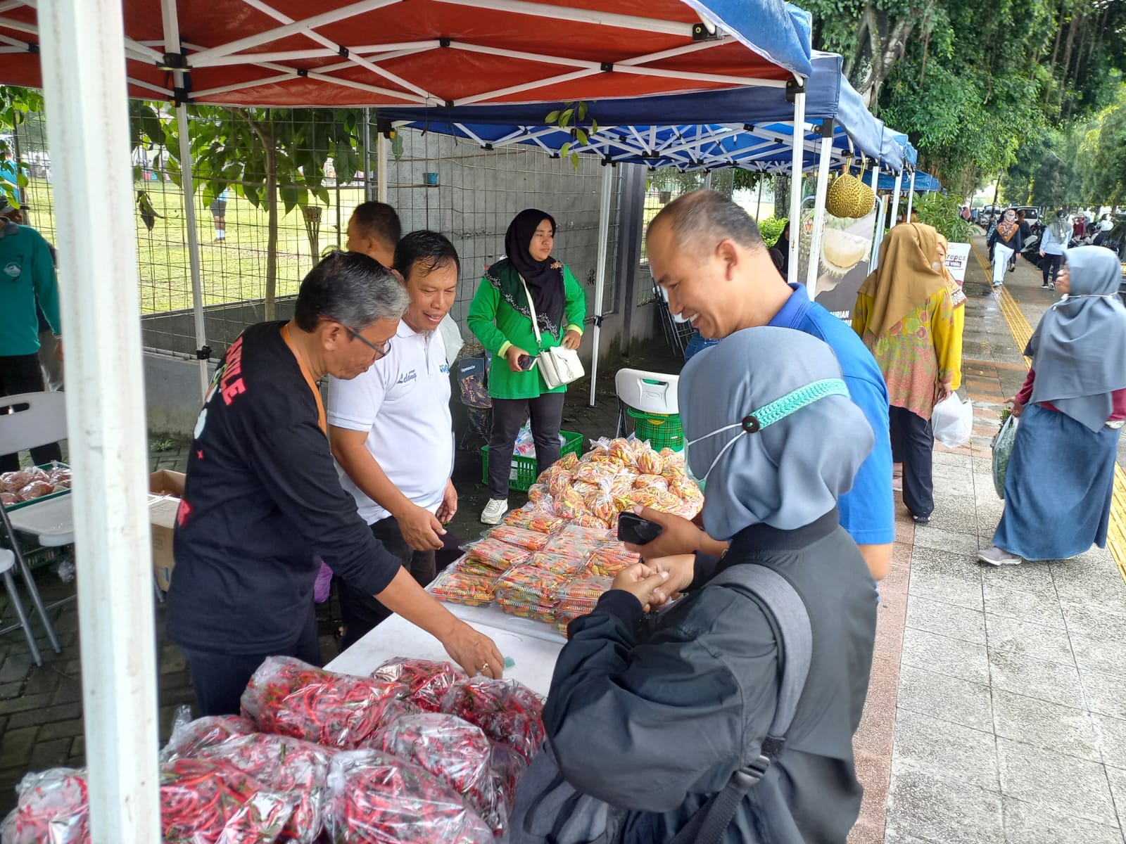 DOKUMENTASI DP3 SLEMAN  LARIS MANIS: Suasana gelar pasar murah komoditas cabai yang dilaksanakan oleh DP3 di Lapangan Pemda Sleman, Jumat (8/3).