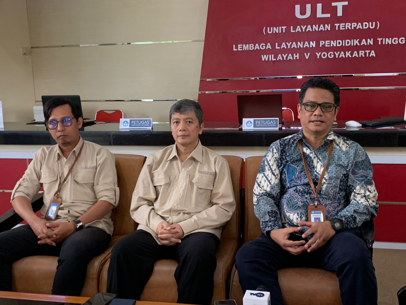 KOMITMEN: Konferensi pers usai Penandatangan Komitmen Pembangunan Zona Integritas Wilayah Bebas Korupsi dan Wilayah Birokrasi Bersih dan Melayani (WBBM) di LLDIKTI Wilayah V Jumat (8/3).