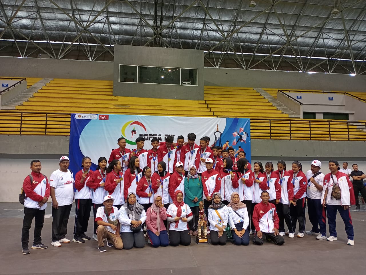 SEMANGAT: Para atlet dari kontingen Kabupaten Sleman yang berhasil menjadi juara umum pada ajang Popda DIY 2024.