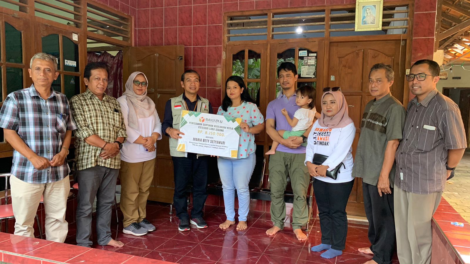 PEDULI: Bawaslu Bantul menyerahkan santunan kecelakaan kerja kepada pengawas pemilu yang bertugas pada Pemilu 2024, Jumat (8/3).