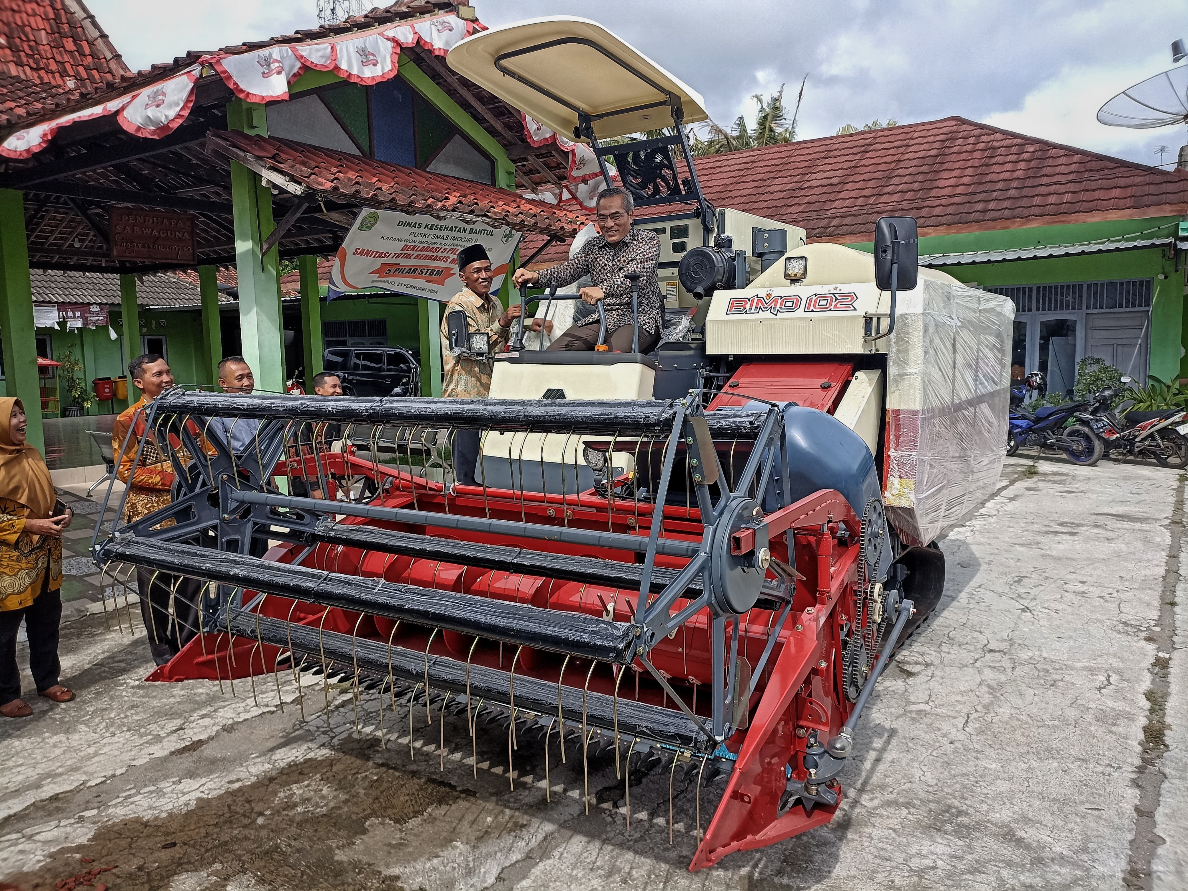 EFISIENSI: Bupati Bantul Abdul Halim Muslih menyerahkan combine harvester kepada gapoktan di Kantor Kalurahan Sriharjo, Imogiri, Bantul, Jumat (8/3).