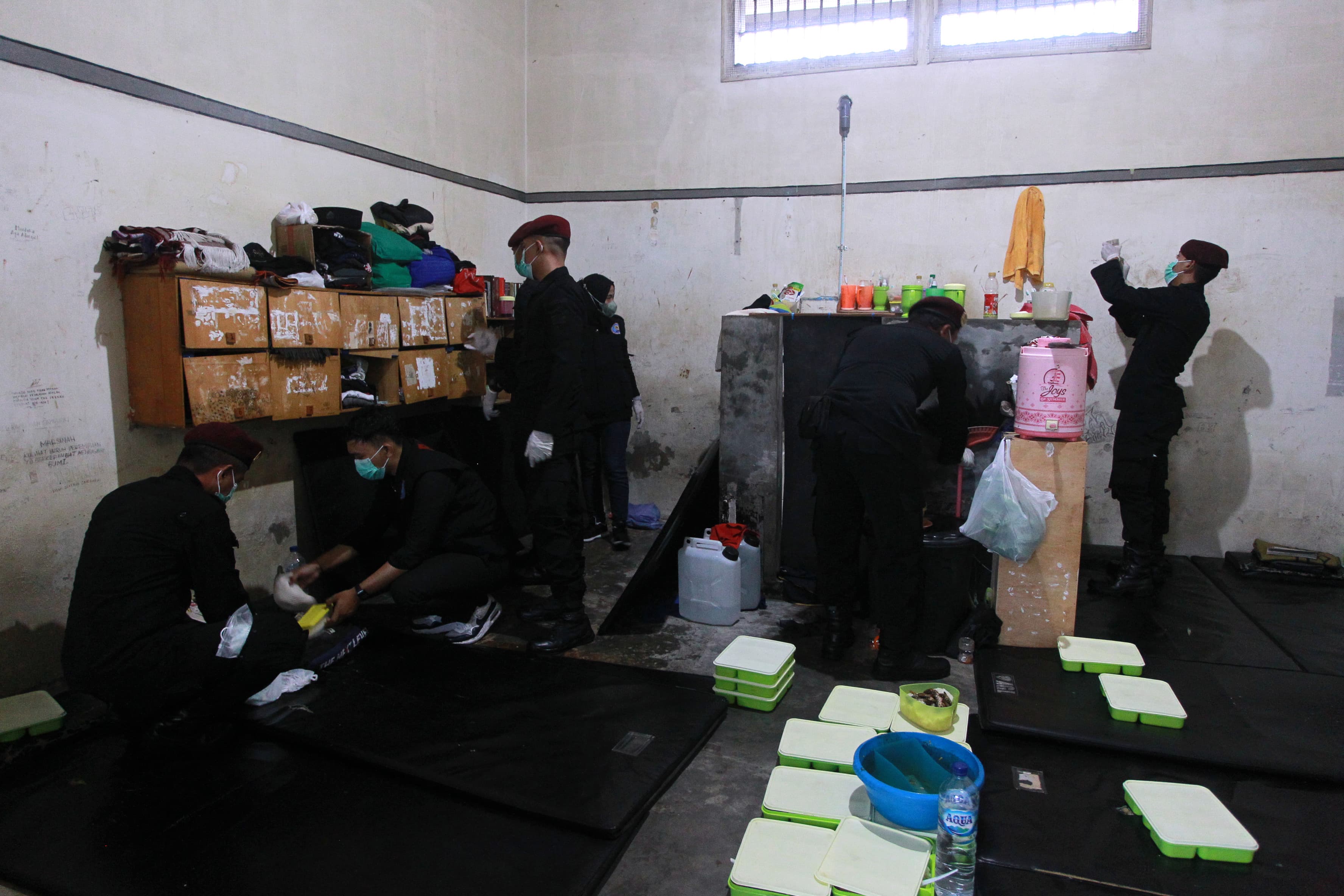 BERSIH: Petugas saat apel siaga sekaligus razia di Lapas Kelas IIB Sleman Jumat (8/3).