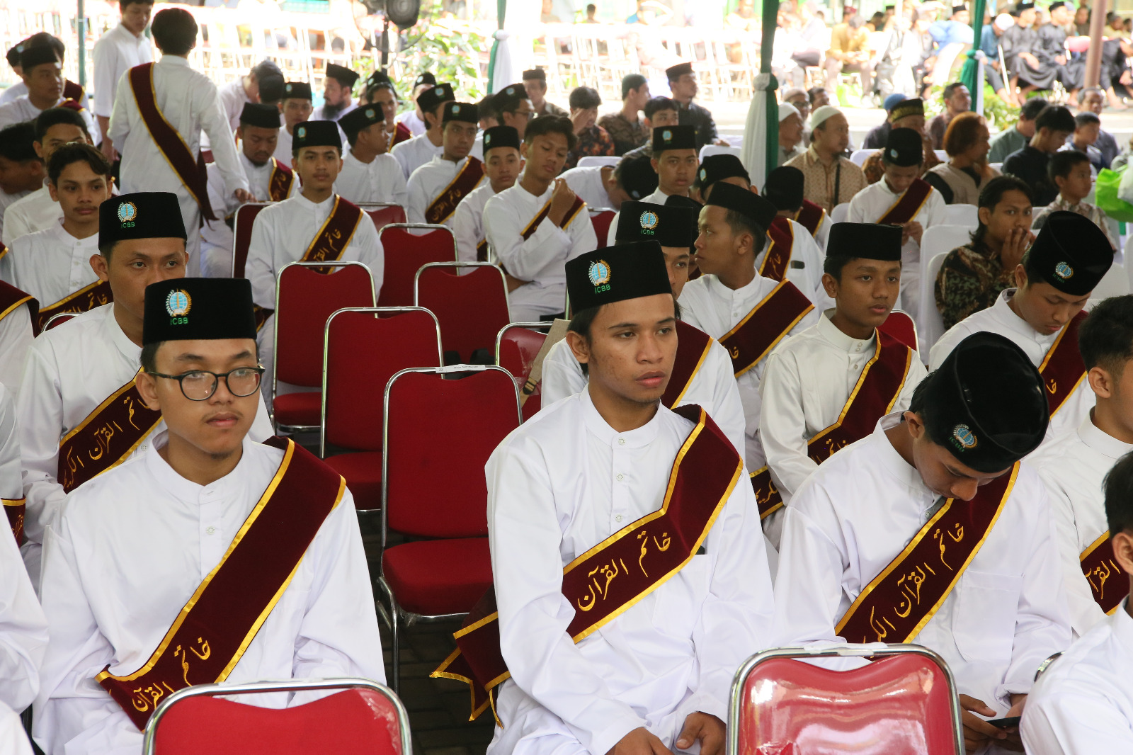 Para hafizd Alquran diwisuda di halaman kampus Islamic Center Bin BAZ, Piyungan, Bantul pada Sabtu (2/3/2024)