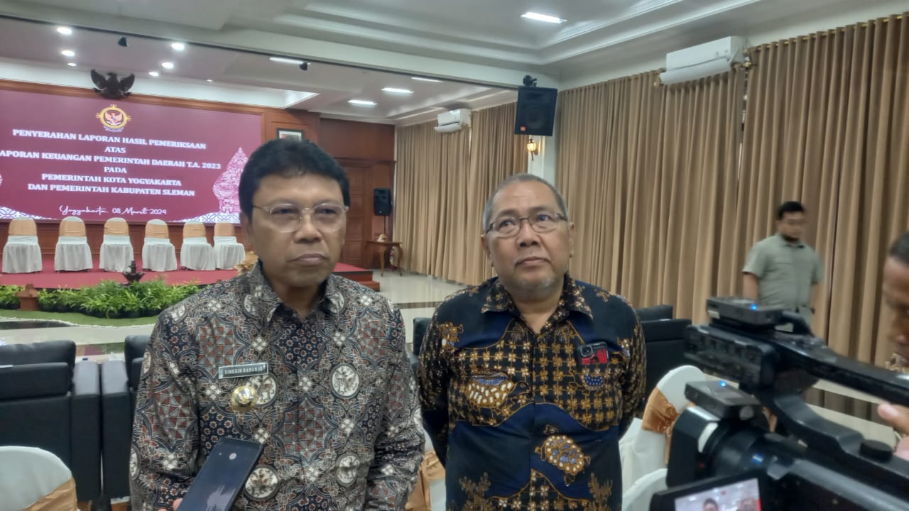 Penjabat Wali Kota Jogja Singgih Raharjo (kiri).