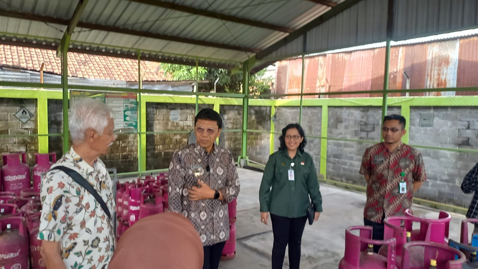 Penjabat Walikota Jogja, Singgih Raharjo sedang melakukan pantauan lapangan perihal ketersediaan stok dan harga gas LPG 3kg jelang ramadan di Pangkalan daerah Warungboto, Jogja.