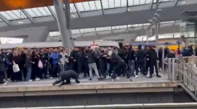 RUSUH - Hooligan Ajax berulah di Stasiun Kereta Api menyerang pendukung Aston Villa (X @voetbalultras)