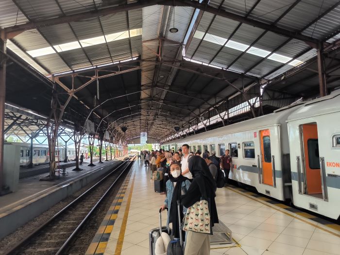 Penumpang di salah satu stasiun di Daop 5 Purwokerto tengah menunggu datangnya kereta, Jumat (8/3).
