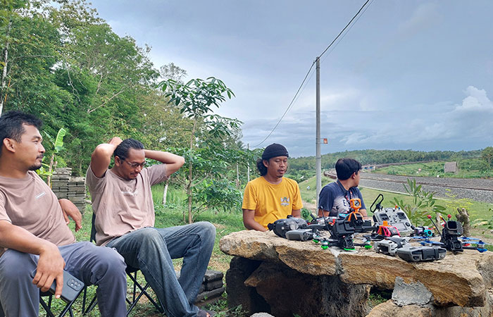 BERAGAM: Komunitas Quadcopter Kulon Progo sedang memperlihatkan drone yang sering mereka terbangkan. Harga setiap drone FPS ini mencapai ratusan juta rupiah.