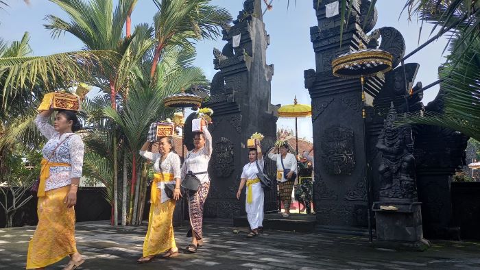 KHIDMAT: Usai sembahyang di Pura Wira Bhuana Magelang, sejumlah umat Hindu membawa alat-alat persembahyangan (Pralingga) untuk dibersihkan di Tuk Mas Grabag.