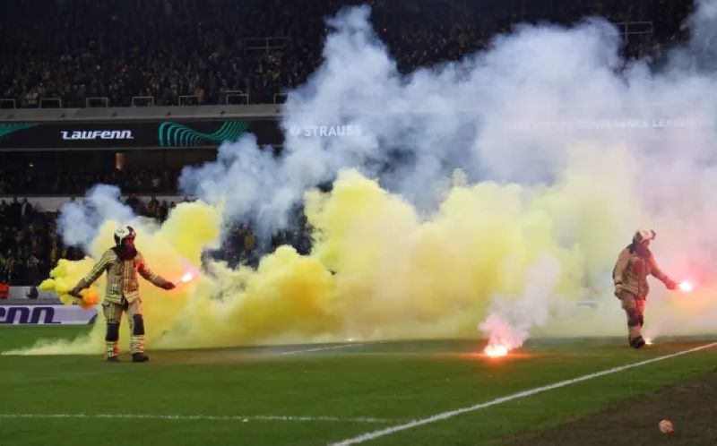 ASAP - Petugas pemadam kebakaran dikerahkan untuk memadamkan api dari kembang api dan flare yang dilemparkan ultras Fenerbahce ke lapangan (REX)