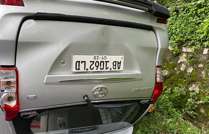 Mobil terbalik di Jalan Jogja - Wonosari, Kabupaten Gunungkidul, Jumat (8/3) sore.