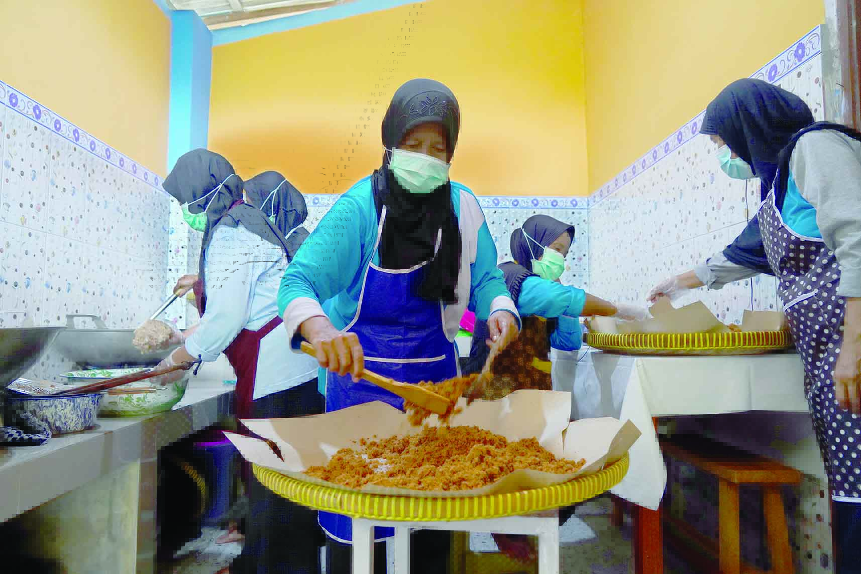 &nbsp;IBU-IBU: Kaum perempuan di Wonotinggal, Poncosari, Srandakan, Bantul mengembangkan usaha pengolahan ikan lele yang dijadikan abon lele.&nbsp;