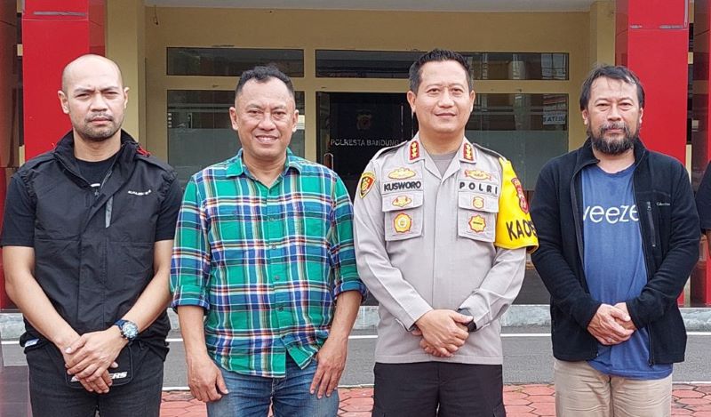 DAMAI: Kapolresta Bandung, Kombes Pol Kusworo Wibowo bersama Wakil Presiden Operasional PT Persib Bandung Bermartabat.