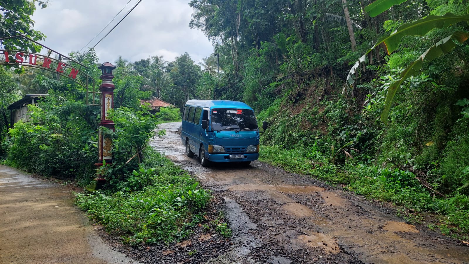 MEMBAHAYAKAN: Jalan tanjakan berlubang sering dilewati masyarakat dan rawan dengan kecelakaan akibat tergelincir.&nbsp;