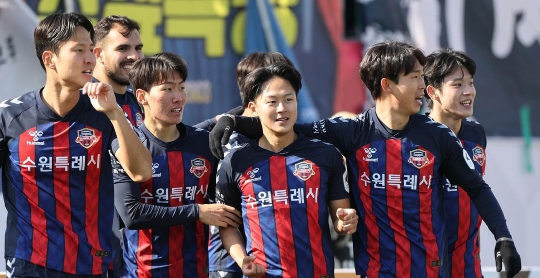 Selebrasi penggawa Suwon FC usai Seung-woo Lee cetak gol ke gawang Jeonbuk di K-League (ig suwonfc)