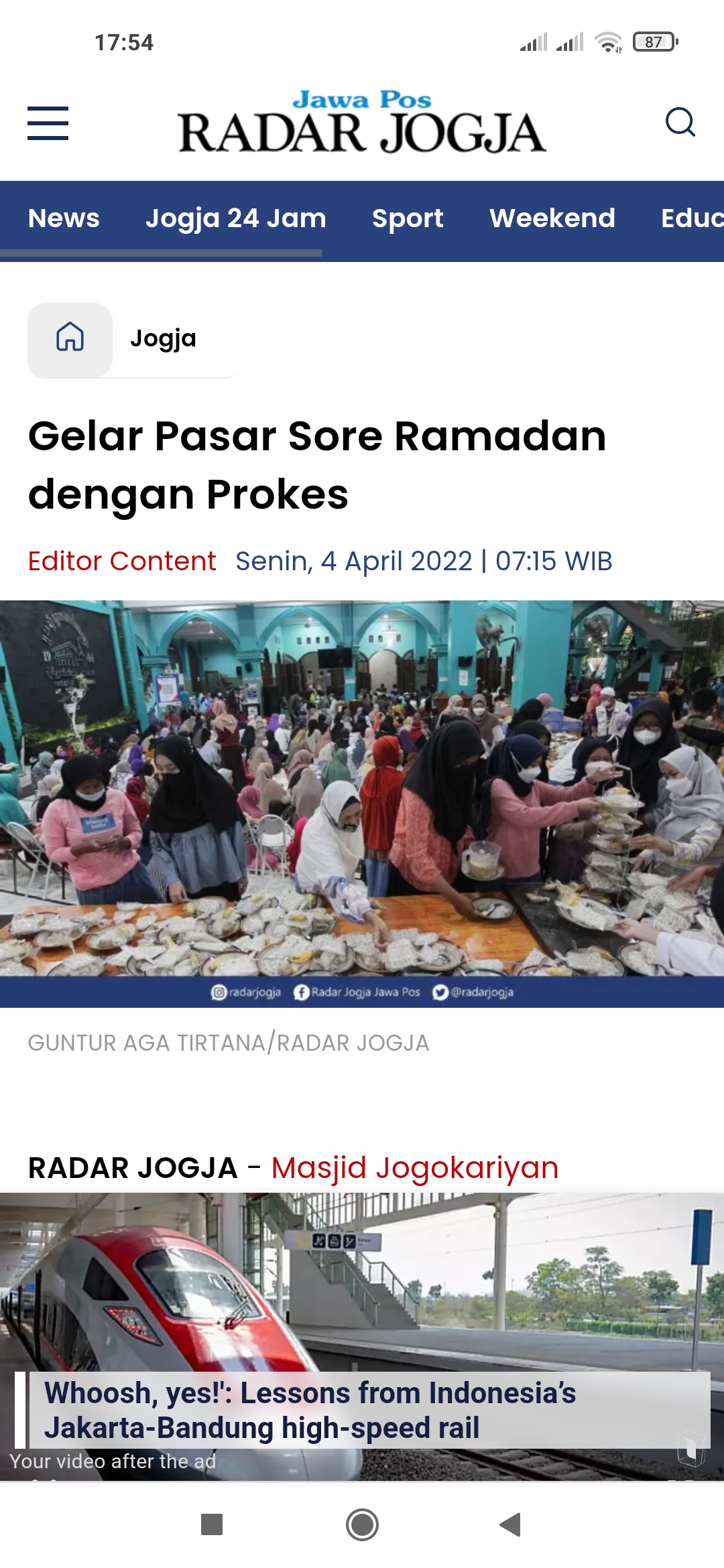 NIKMAT: Suasana takjil di Masjid Jogokariyan Jogja.