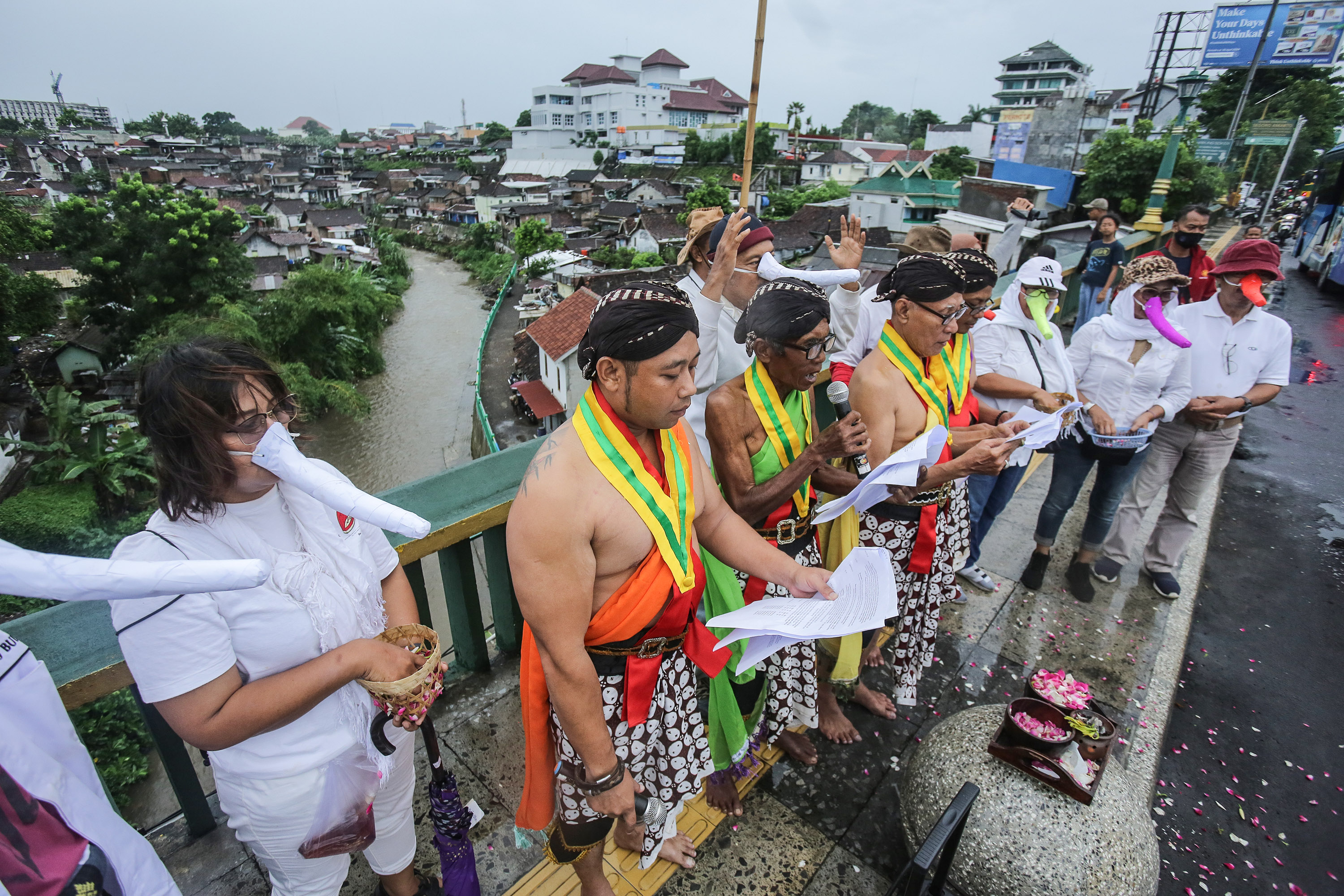 Peserta aksi melakukan prosesi Larung Sengkala di  Jembatan Gondolayu, Jetis, Jogja, Sabtu (9/3). Peserta aksi yang tergabung dalam komunitas Patembaya Nusantara menggelar aksi itu untuk mangajak masyarakat melakukan refleksi diri dan membuang sifat-sifat