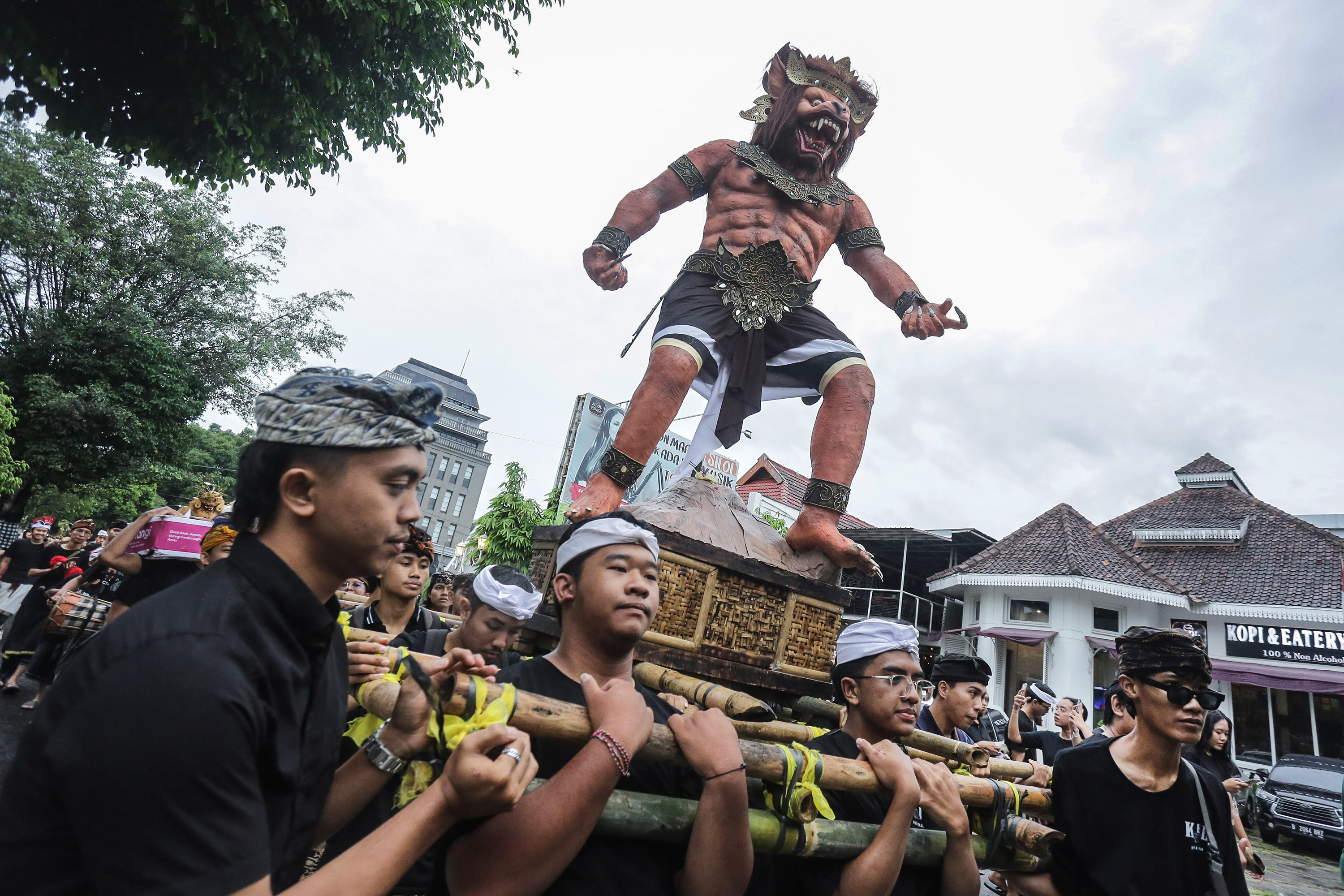 Peserta pawai mengarak ogoh-ogoh untuk menyambut Hari Raya Nyepi di Kawasan Kota Baru, Jogja, Sabtu (9/3). Selain untuk menyambut Hari Raya Nyepi agenda  pawai ogoh-ogoh yang diinisiasi Dinpar Kota Jogja itu juga sebagai peresmian ornamen Nyepi yang terpa