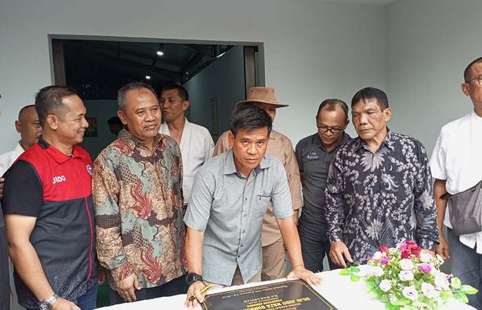 PEDULI OLAHRAGA : Marsdya TNI Kusworo (tengah) saat meresmikan gedung JWG. Lokasinya berada di Desa Kemukus, Gombong, Sabtu (9/3).M Hafied/Radar Jogja