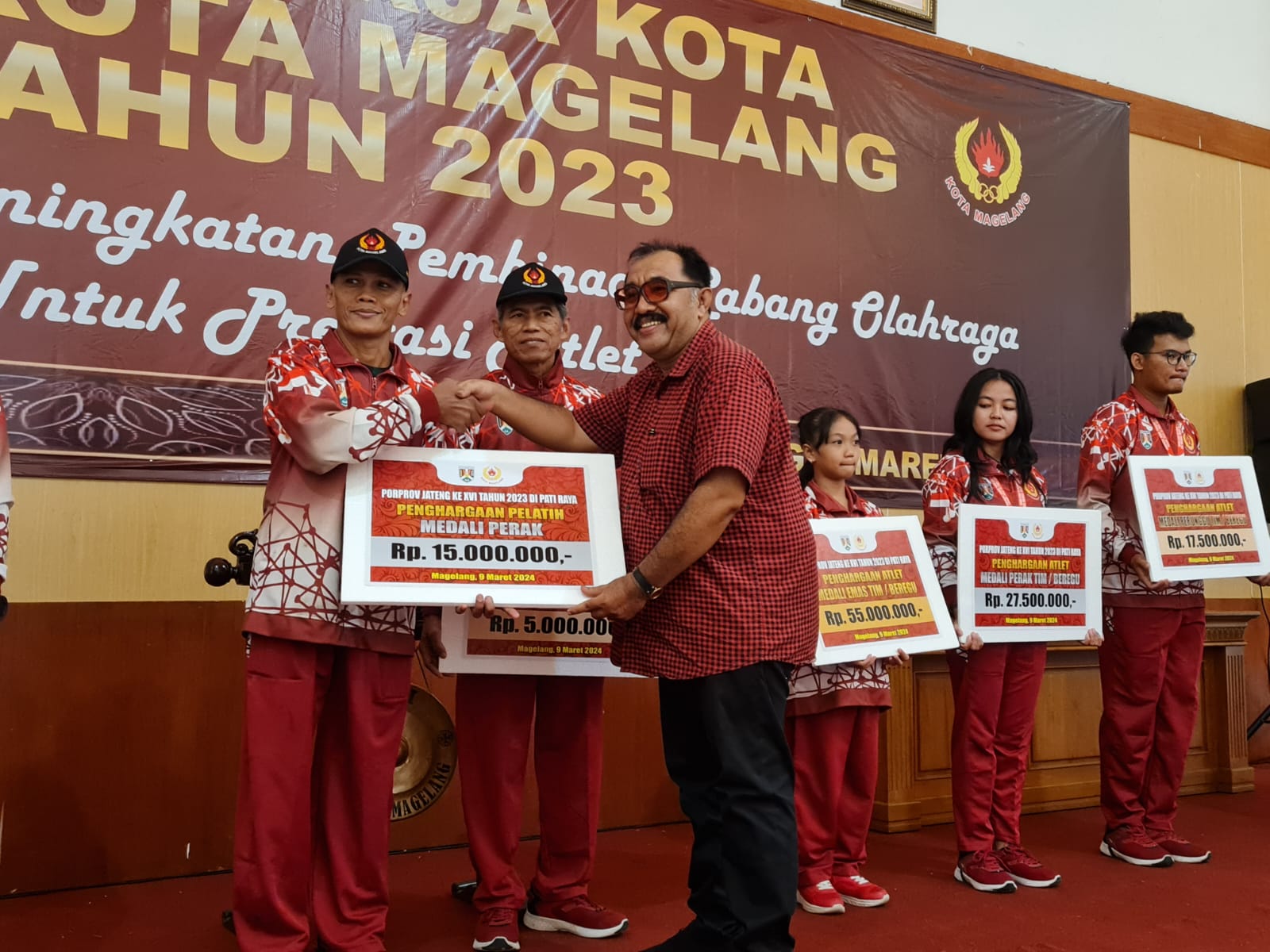 SIMBOLIS: Para atlet yang meraih medali pada kejuaraan Pekan Olahraga Provinsi (Porprov) Jawa Tengah XVI/2023 lalu mendapat bonus dari pemkot, Sabtu (9/3/2024).