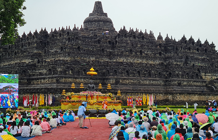 KHIDMAT: Para umat Buddha menggelar Magha Puja 2023 di Candi Borobudur, Sabtu (9/3). Meski hujan, mereka tetep berdoa lengkap dengan payung dan jas hujan.NAILA NIHAYAH/RADAR JOGJA