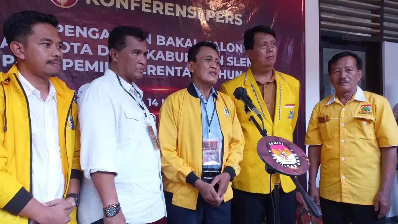 MAJU: Ketua DPD Partai Golkar Sleman Janu Ismadi bersama dengan pengurus partai saat di KPU Sleman beberapa waktu lalu.
