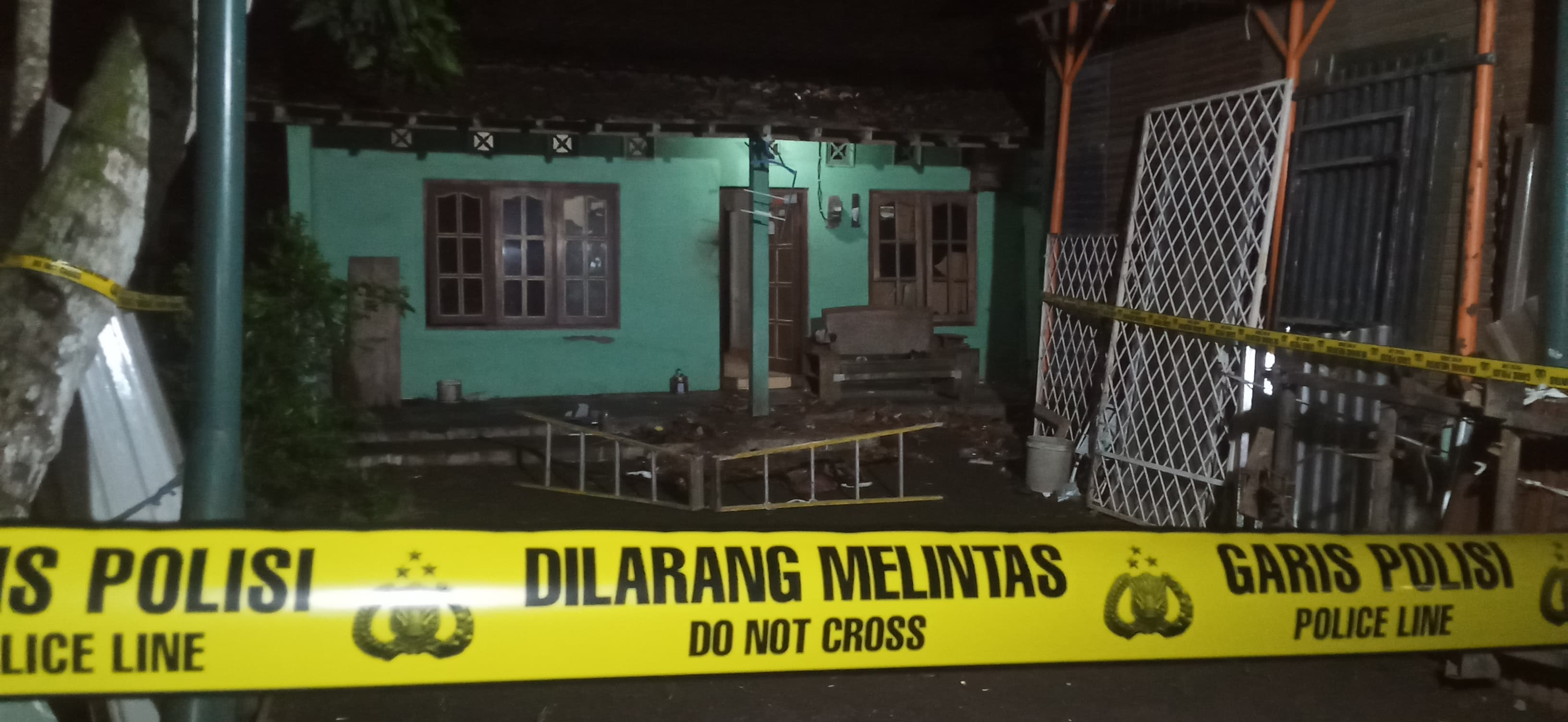 STERILKAN: Garis polisi terpasang fi sebuah rumah di Padukuhan Gedangsari, Kalurahan Wijirejo, Pandak, Bantul.