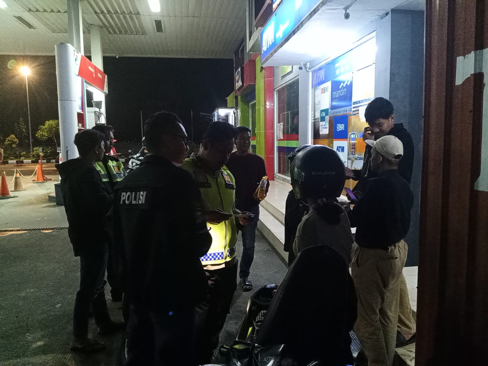 Momen ketujuh orang remaja digiring ke Mapolsek Pleret karena kedapatan membawa Miras
