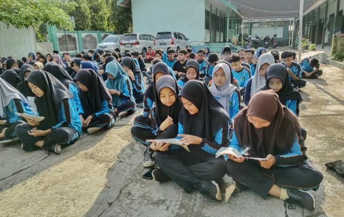 JADI TEMAN - Pelajar, tenaga pendidik dan kependidikan MTs Negeri 6 saat mengikuti kajian Kitab Albaniin di halaman sekolah