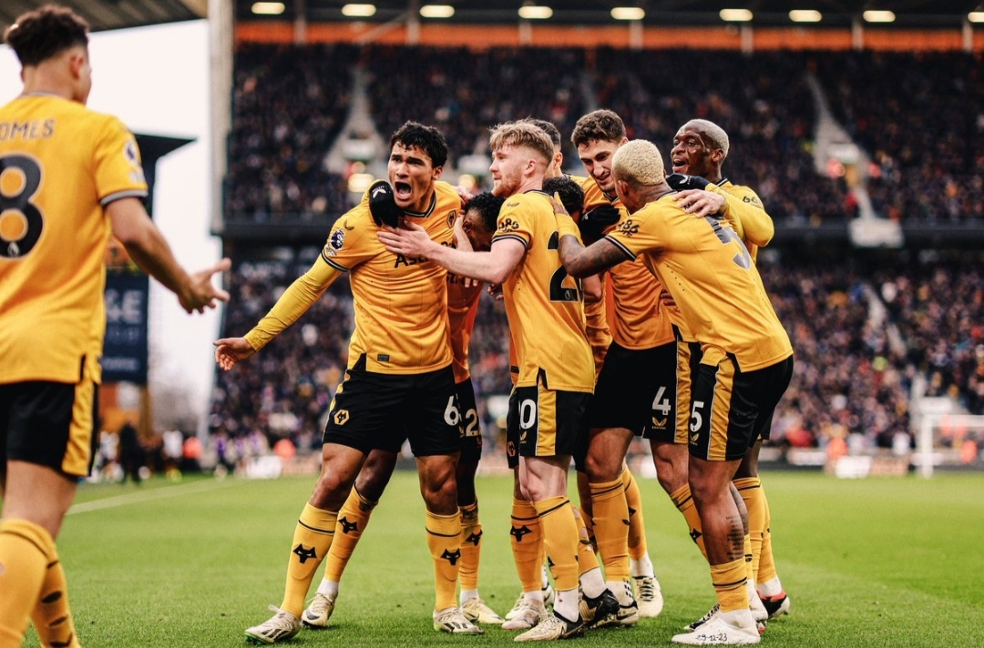 Selebrasi penggawa Wolves usai Unas Enel cetak gol penyama kedudukan di masa injury time dan gagalkan kemenangan Sheffield United