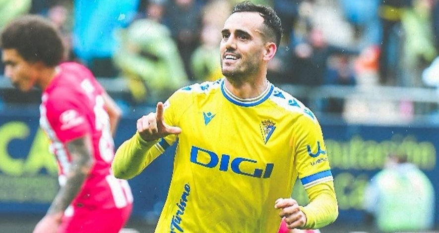 Selebrasi Jimenez Juanmi usai jebol gawang Atletico Madrid sebanyak dua kali kig cadizclubdefutbol)