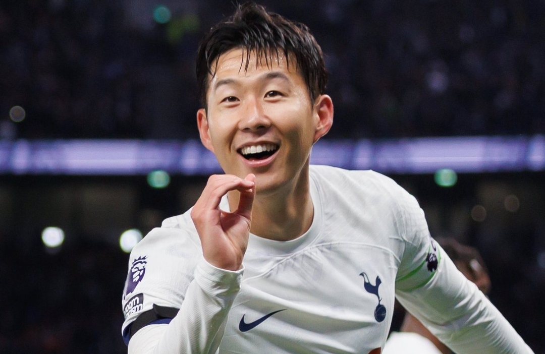 Selebrasi Son Heung-min usai cetak gol ketiga bagi Tottenham Hotspurs ke gawang Aston Villa