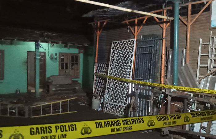 GARIS POLISI: Teras rumah yang rusak usai terjadi ledakan akibat petasan di Padukuhan Gedangsari, Wijirejo, Pandak, Bantul, (10/3).Polres Bantul