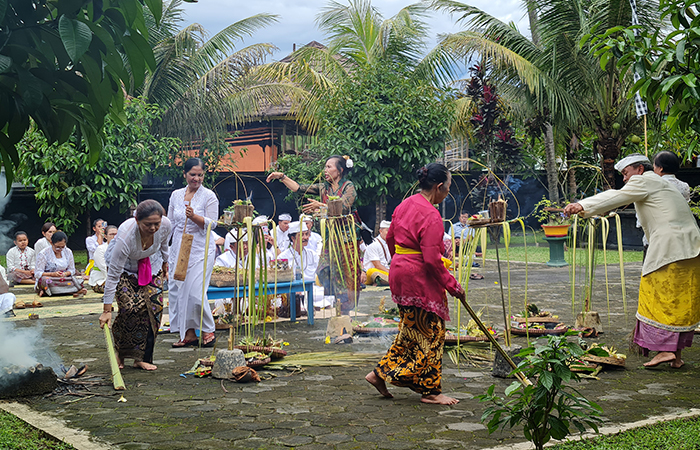TAWUR KESANGA: Perwakilan umat Hindu di Magelang mengikuti upacara Mecaru di Pira Wira Bhuana, Minggu (10/3).