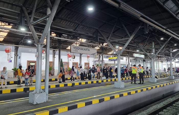 STASIUN SIBUK: Penumpang menunggu kedatangan kereta di Stasiun Jogja. Libur panjang Nyepi juga sambut awal puasa, jumlah kedatangan penumpang KA jarak jauh di seluruh stasiun Daop 6 Jogjakarta