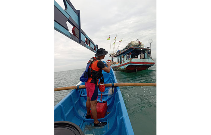 BERI PERTOLONGAN: Tim bantuan saat berangkat membantu kapal dari Cilacap yang mengalami mati mesin di perairan Pantai Congot kemarin (10/3).